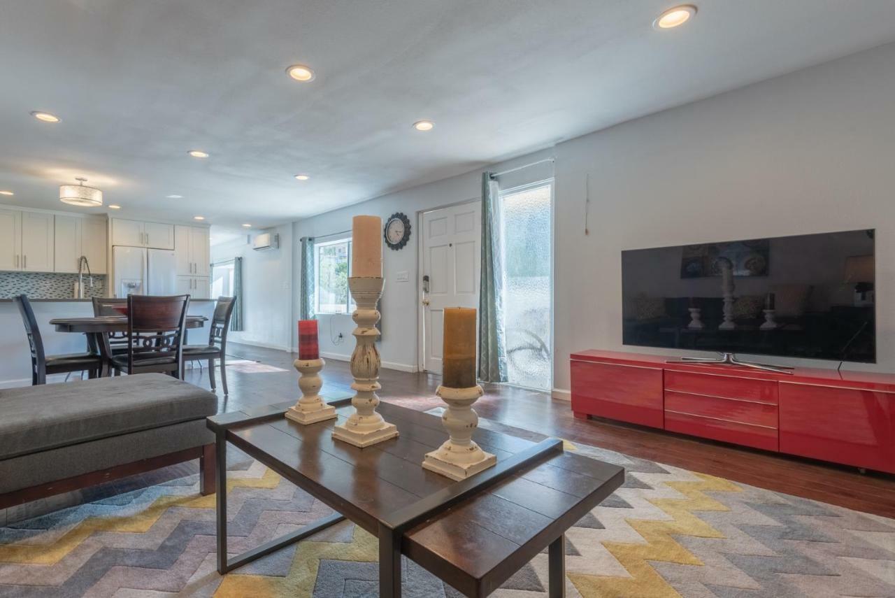Modern Nestled In The Hollywood Hills With Huge Deck And Wow Views! Holiday home Los Angeles