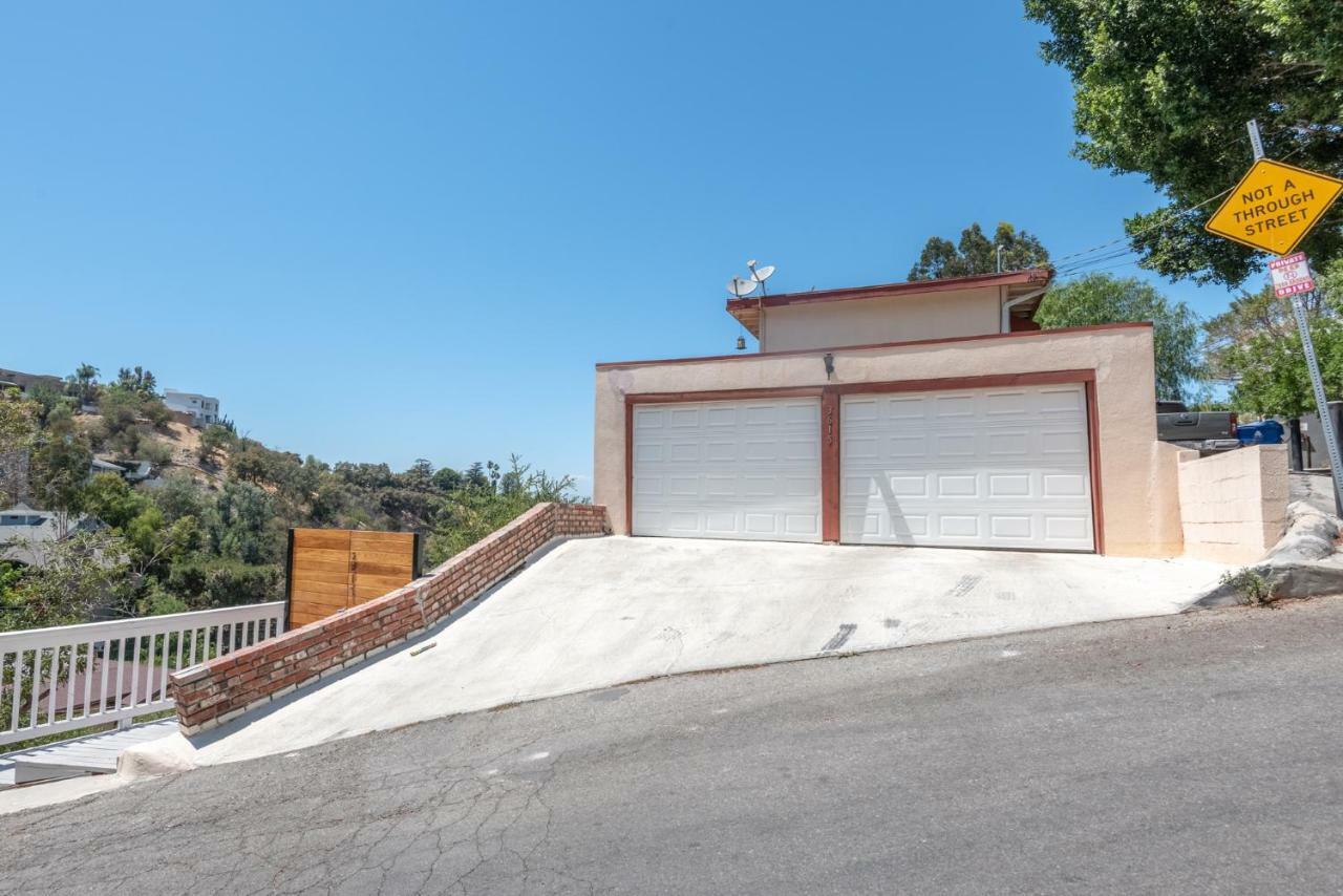 Modern Nestled In The Hollywood Hills With Huge Deck And Wow Views! Holiday home Los Angeles