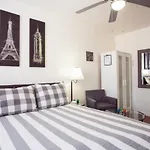 Hollywood Deluxe Suites