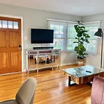 Rustling Leaves 2Bd/1 Ba Upstairs Parking/Laundry