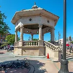 Mariachi Plaza Hotel