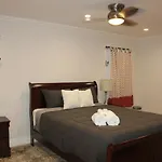A Serene Home With 5Br, 3Ba, Pool, Spa, And Mini-Golf