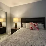 Stylish Hollywood Townhouse - Ideal Location