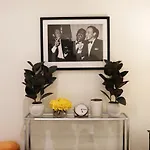 Classic Los Angeles Elegance In Downtown, Sleeps 4, Free Parking And 360 Degree View Roof Top Pool!