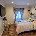Adorable Modern Guesthouse With Full Kitchen