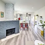 Hip And Prismatic La Gem With Curated Art Gallery