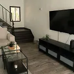 Spacious 2-Bedroom Unit In Hollywood