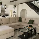 Spacious 2-Bedroom Unit In Hollywood