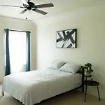 Spacious 2-Bedroom Unit In Hollywood