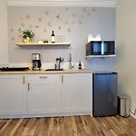 Large 1-Bedroom With Kitchen In Encino