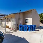 2 Bedroom Mid-Wilshire Charmer Close To Downtown
