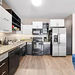 Marina View 2Br Apt, Steps To Beach W Gym, Pool & Parking