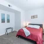 Heaven On Hollywood Furnished Apartments