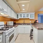 Condo Near Lax & Sofi