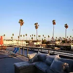 Blue Palm Hollywood Aprtments
