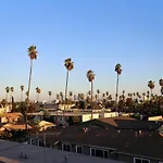 Blue Palm Hollywood Aprtments