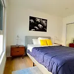 Kingsley Courtyard Apartment