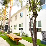 Kingsley Courtyard Apartment