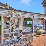 Royal Hawaiian Inn - Mid City, Los Angeles