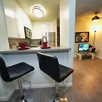 Hollywood Studio With Pool Close To Downtown