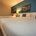 Hollywood Studio With Pool Close To Downtown