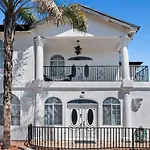 4 Bedrooms And 2 Bathrooms To Share With Queen Bed