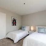 Sunset Strip 2 Bedroom 2 Bathroom With Pool & Views