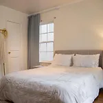 Historic Boutique Apartment In The Heart Of Beverly Hills