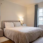 Historic Boutique Apartment In The Heart Of Beverly Hills