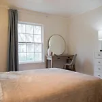Historic Boutique Apartment In The Heart Of Beverly Hills