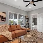 Hollywood Blvd Apartment