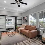 Hollywood Blvd Apartment