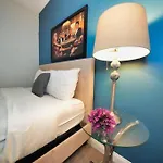 Charming Hollywood Condo With Pool & Balcony