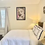 Hollywood Hills Homestay