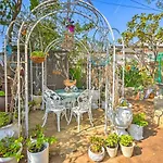 Flower Garden Cottage With Treehouse And Pond!