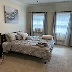 Spacious 2-Bedroom Unit In Hollywood