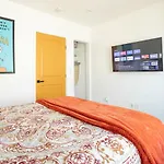 Newly Renovated Bungalow W Free Parking 4Min From Sofi, 8Min From Airport