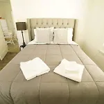 Cozy & Spacious Apartment In West Hollywood