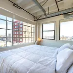 Stunning Downtown La 2 Bedroom/ 2 Bathroom Loft With Private Balcony.