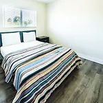 Large Condo Sleeps 10 Near Downtown Los Angeles