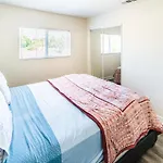 Spacious 5 Bedroom 3 Bath Modern Home By Downtown La With Parking