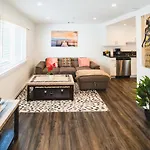 Nice And Close To Downtown 1 Bedroom Sleeps 4