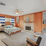 Dazzling Westside 4 Bedroom Home-Minutes To The Beach