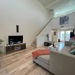 Modern One-Bed Loft In Hollywood Sign View & Free Parking