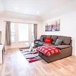 Large Spacious 3 Bedroom 3 Bathroom By Beverly Hills