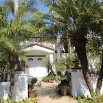 Stylish Mediterranean Villa, Pool, Jacuzzi, Hollywood & Malibu Bliss
