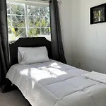 Stylish Mediterranean Villa, Pool, Jacuzzi, Hollywood & Malibu Bliss
