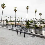 Blue Palm Hollywood Apartment