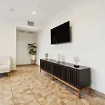 Blue Palm Hollywood Apartment