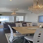 2 Bedroom Home In Beverly Hills With Jacuzzi